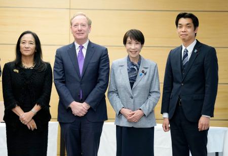 米マイクロソフトのブラッド・スミス副会長兼社長（中央左）と写真に納まる高市首相（同右）＝３日午前、首相官邸