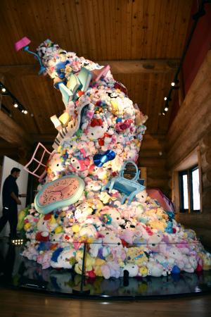 サンリオの記念館に設置されたキャラクターのオブジェ＝３日午前、山梨県甲斐市