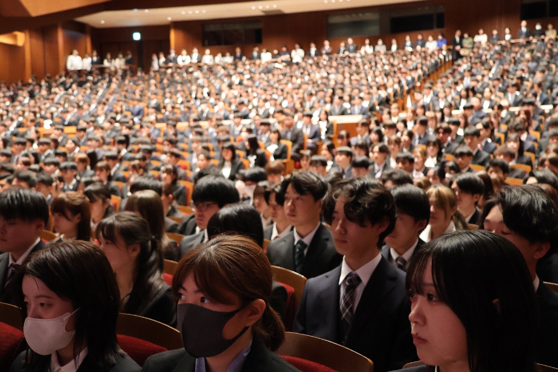 入学式に出席した新入生ら