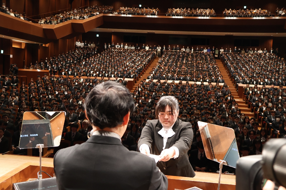 大分大学の入学式で宣誓する新入生