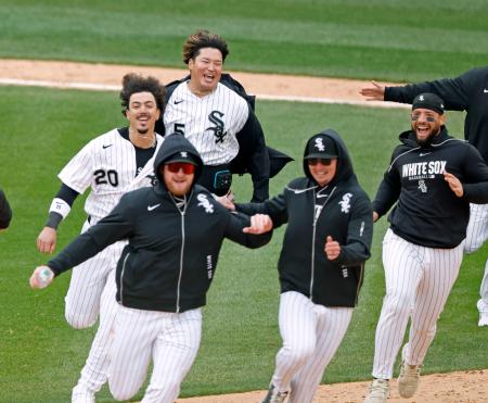 ブルージェイズにサヨナラ勝ちし、喜ぶホワイトソックス・村上（奥）＝シカゴ（共同）