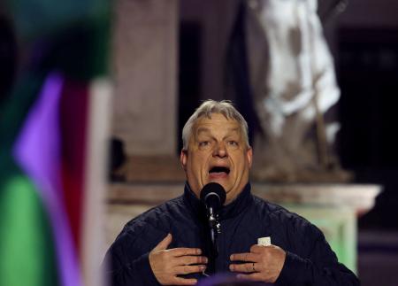 ハンガリー・ジェールでの選挙集会で話すオルバン首相＝３月（ロイター＝共同）