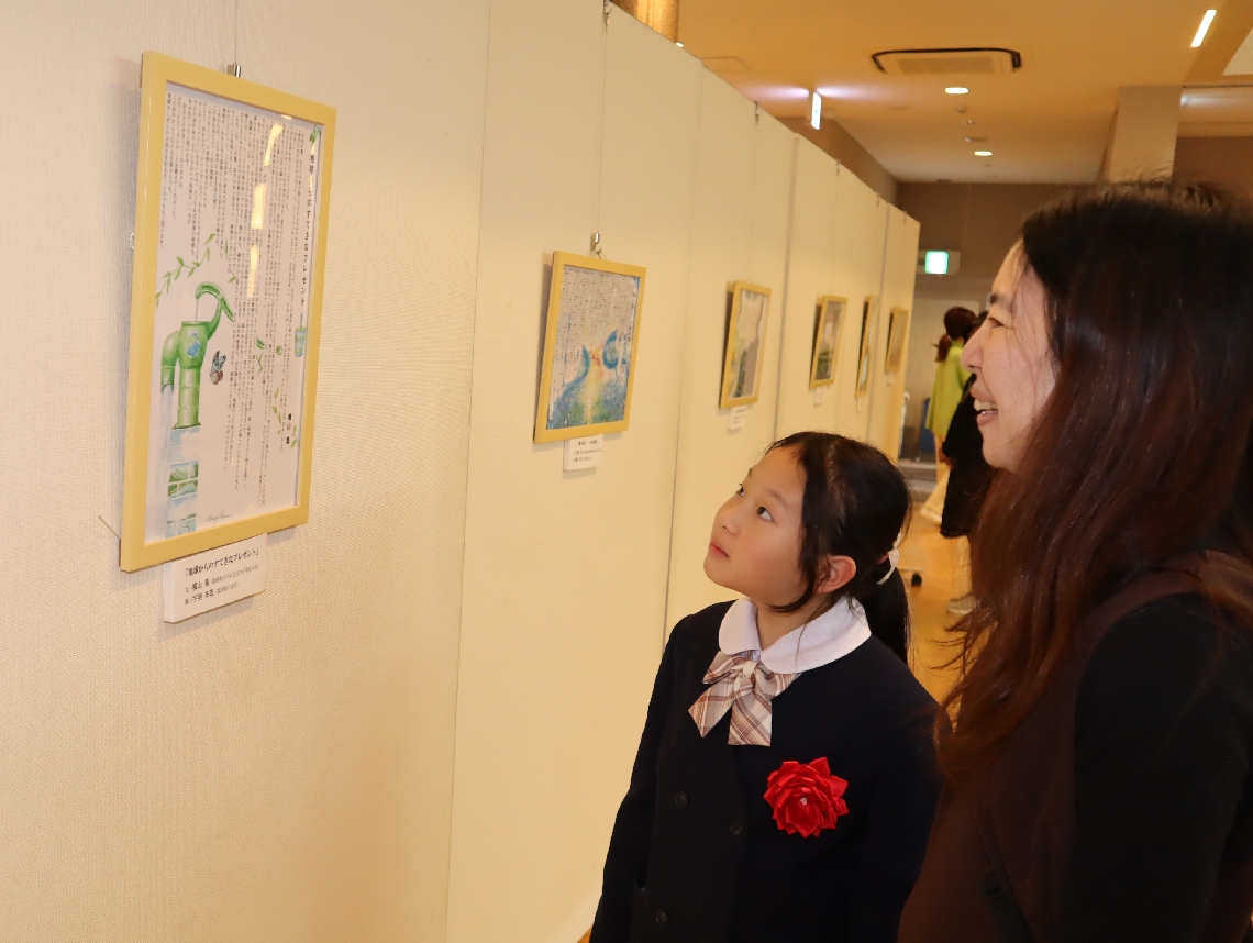 展示した作品を鑑賞する来場者＝福岡県八女市