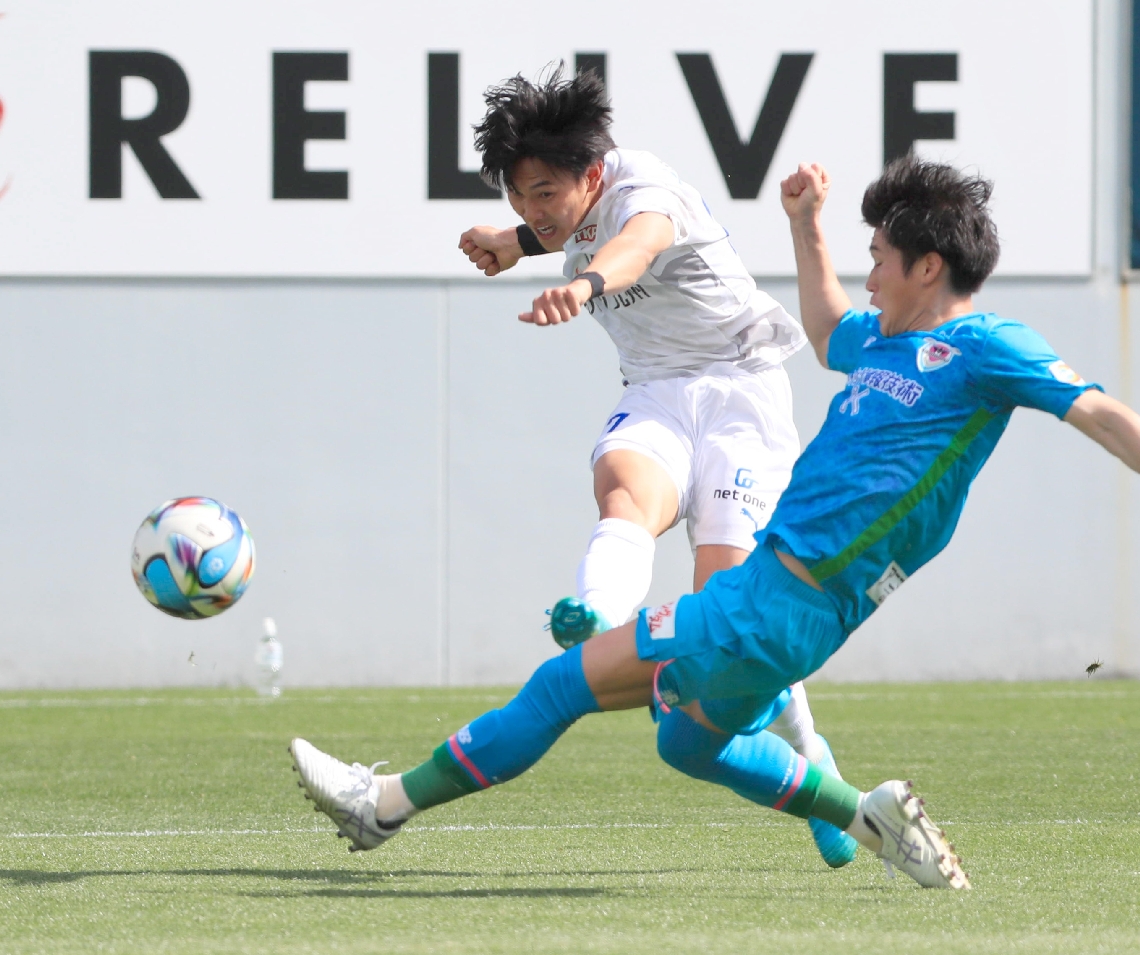 【大分－鳥栖】前半４２分、先制ゴールを決める大分のＦＷ金（奥）