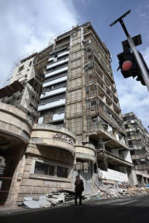 ミサイル攻撃の爆風で外壁が吹き飛んだイラン・テヘランの総合病院＝４日（共同）