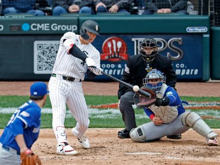 ブルージェイズ戦の６回、日米通算２５０本塁打となる４号２ランを放つホワイトソックス・村上＝シカゴ（共同）