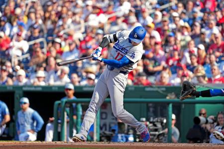 ナショナルズ戦の２回、右前打を放つドジャース・大谷＝ワシントン（共同）