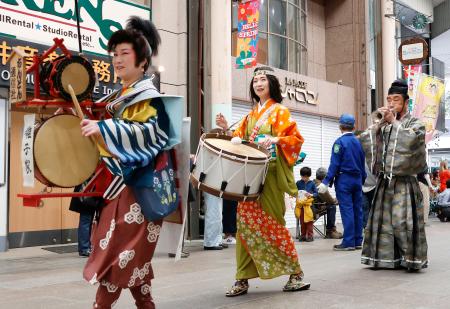 第７２回「全日本チンドンコンクール」で初優勝し、商店街を練り歩く「ちんどん通信社　囃子屋」＝５日午後、富山市