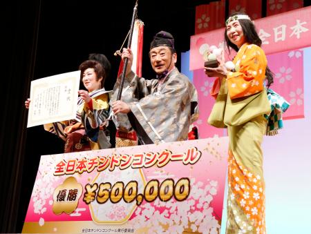 第７２回「全日本チンドンコンクール」で初優勝を果たした「ちんどん通信社　囃子屋」＝５日午後、富山市