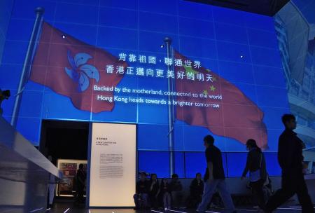 香港の歴史博物館で「祖国の後ろ盾の下で世界とつながり、香港は美しい明日に向かっていく」とのメッセージを表示した動画＝５日（共同）