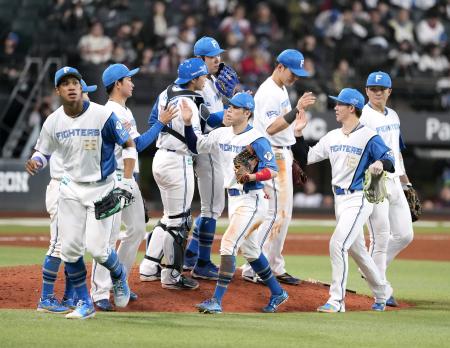 オリックスに３連勝し、喜ぶ日本ハムの選手たち＝エスコンフィールド