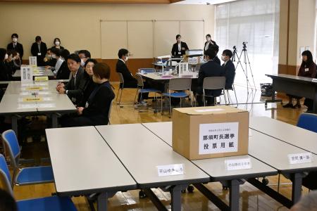 町長選の全票再点検が実施された栃木県那須町の会場＝５日午前