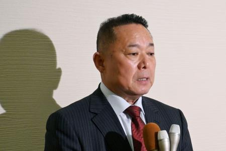 那須町長選の全票再点検の結果を受け、取材に応じる小山田典之氏＝５日午前、栃木県那須町