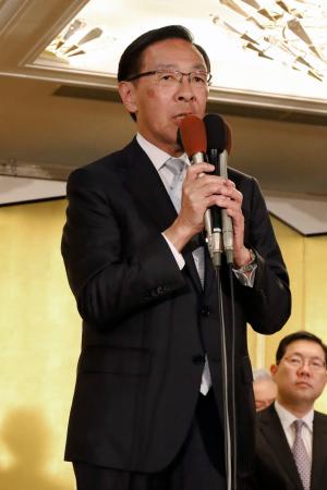 京都府知事選で３選を確実にし、あいさつする西脇隆俊氏＝５日夜、京都市中京区