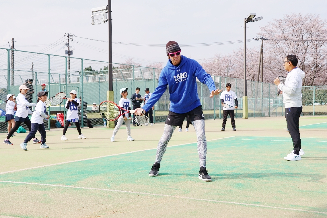 正しい打ち方を指導するコーチ陣＝恵藤建設サン・スポーツランド