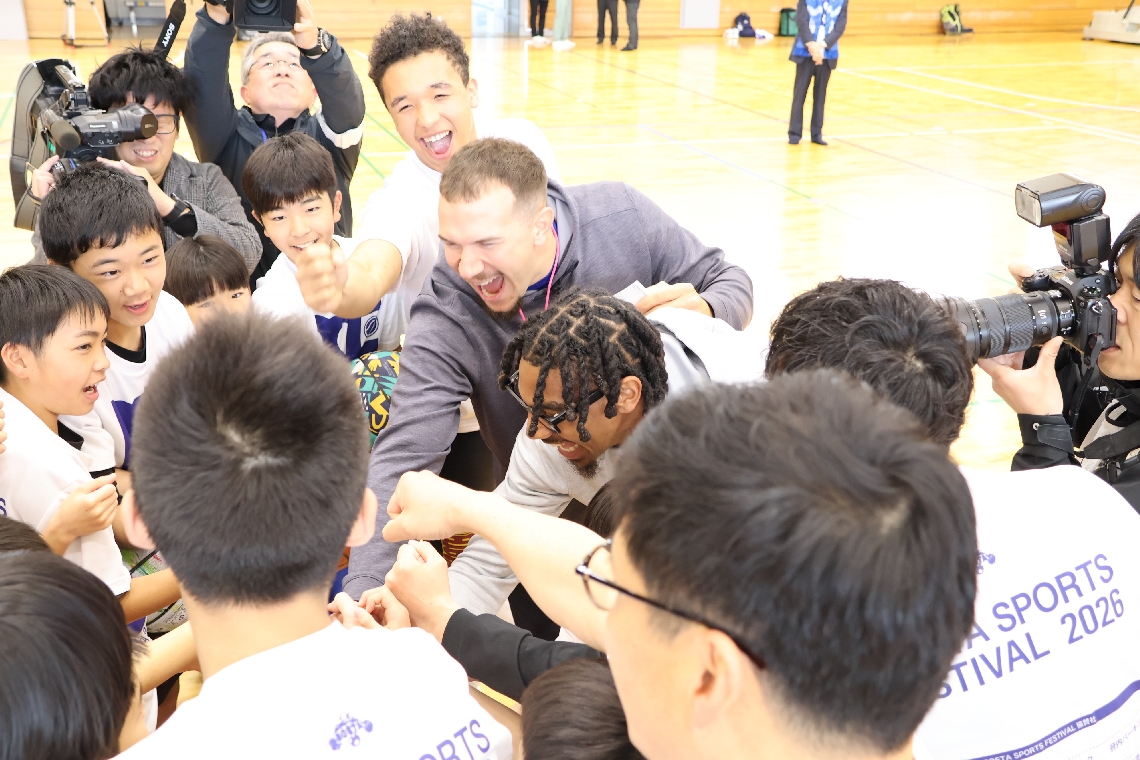 練習前に集まり気合を入れるバスケットボールの選手たち＝フレッシュランド恵藤建設