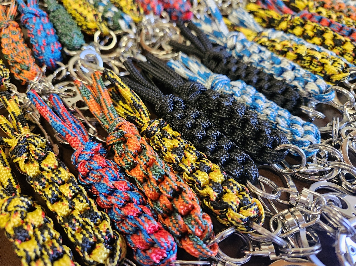 被災者たちが作ったキーホルダー＝大分市佐賀関