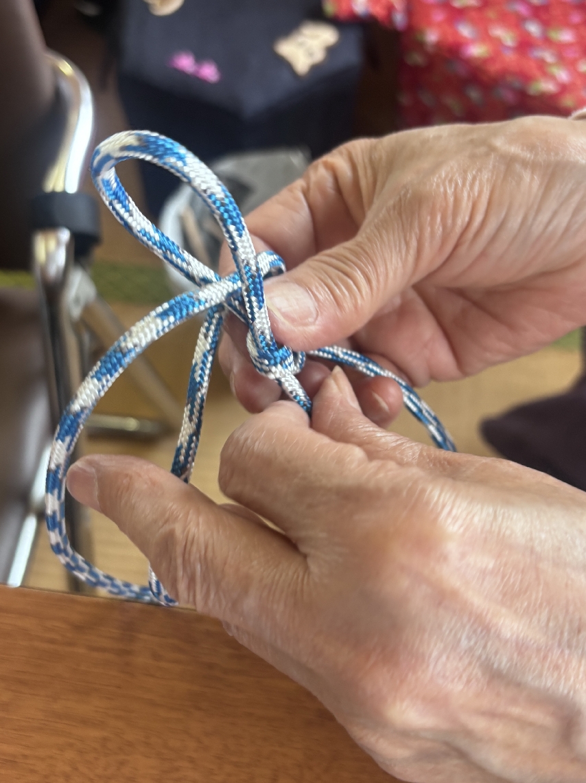 一編みずつ気持ちを込めている＝大分市佐賀関