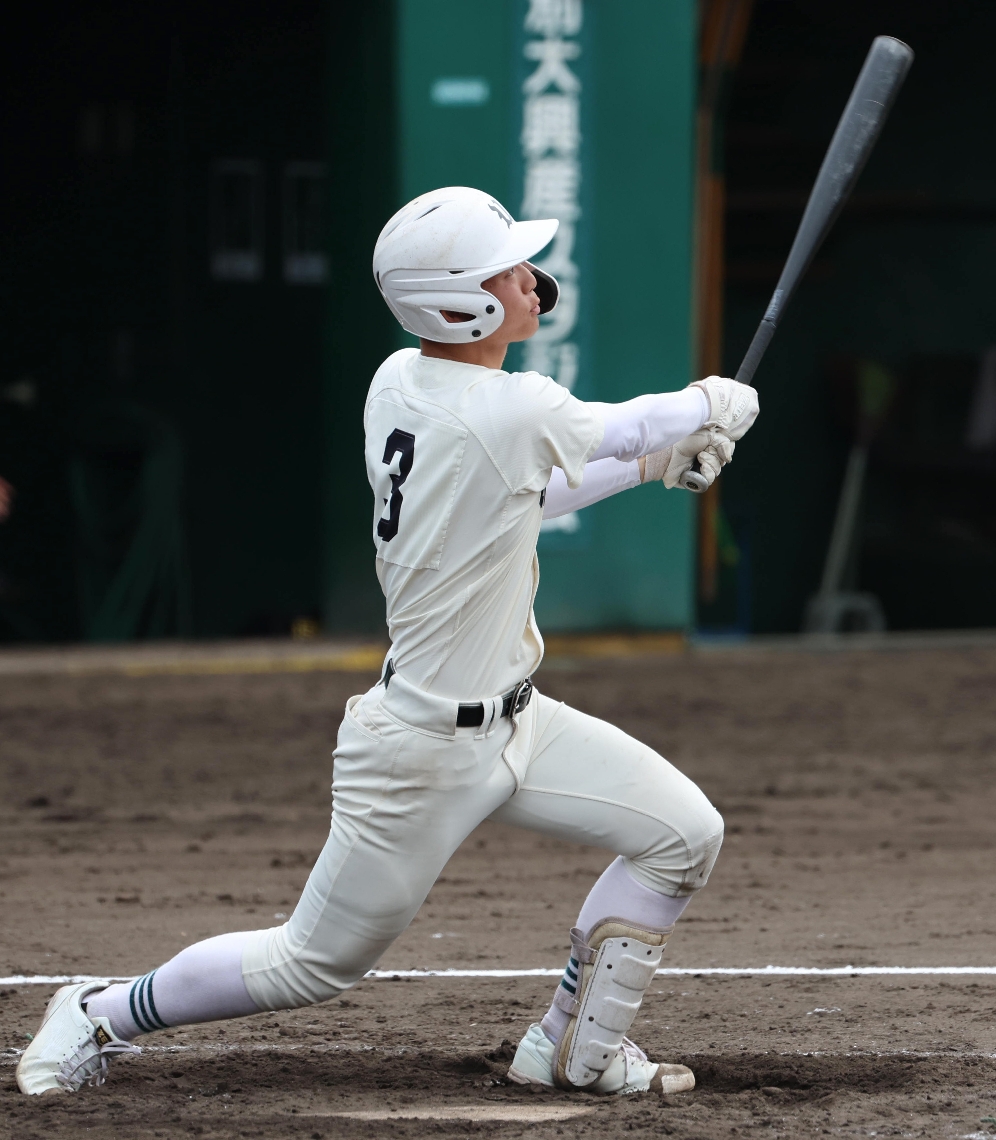 【決勝・上野丘―津久見】３回裏上野丘１死二、三塁、伊藤が左中間に２点適時二塁打を放つ