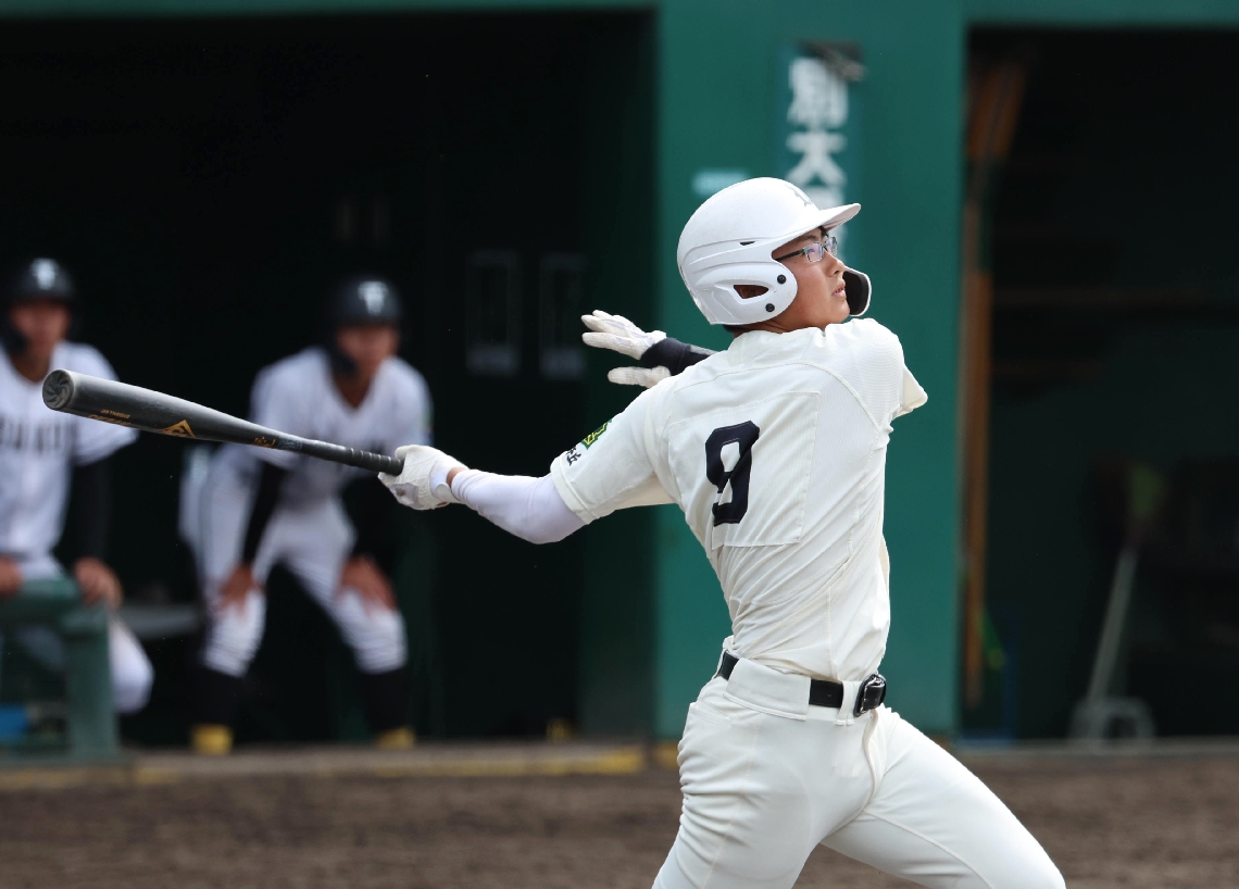 【決勝・上野丘―津久見】１回裏上野丘１死三塁、秦が右前に先制の適時打を放つ
