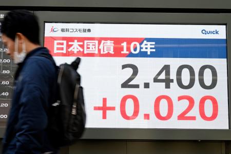 国債市場で長期金利の指標である新発１０年債の利回りを示すモニター＝６日午前、東京都中央区