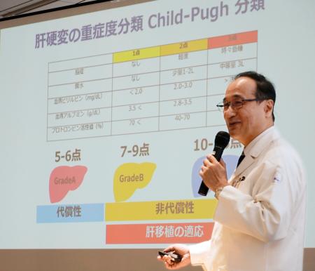 記者会見でクリップ細胞について説明する長崎大病院肝胆膵・移植外科の江口晋診療科長＝６日午前、長崎市