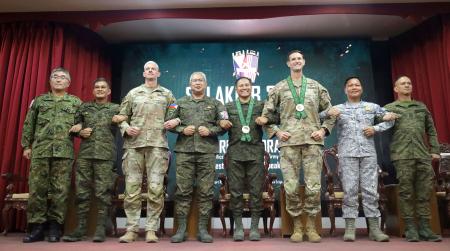 ６日、フィリピン・フォートマグサイサイ基地での開幕式に出席した、陸自第２普通科連隊の島田昌樹連隊長（左端）や米国やフィリピンの司令官ら（共同）