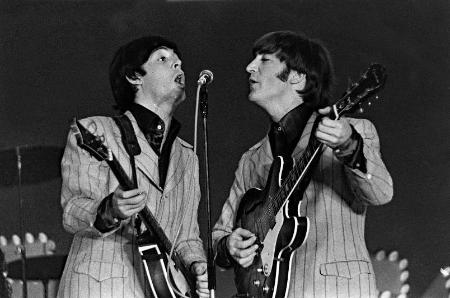 １９６６年の英ロックバンド「ビートルズ」の来日公演でジョン・レノンさん（右）とポール・マッカートニーさんを写した１こま。来日公演で撮影された写真１０２枚分のネガフィルムが見つかったと日本武道館が発表した（同館提供）