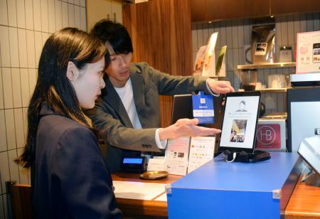 ＮＥＣが報道陣に公開した顔認証技術を使った決済サービス＝６日午前、東京都港区の「麻布台ヒルズカフェ」
