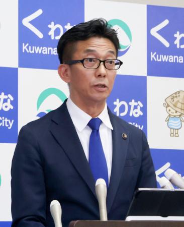 記者会見する三重県桑名市の伊藤徳宇市長＝６日午後、桑名市役所