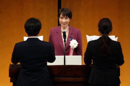 国家公務員の合同初任研修の訓示式で、決意表明を聞く高市首相＝６日午後、東京都港区（代表撮影）