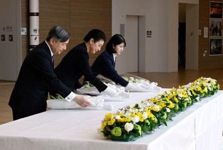「東日本大震災・原子力災害伝承館」で供花される天皇、皇后両陛下と愛子さま＝６日午後、福島県双葉町