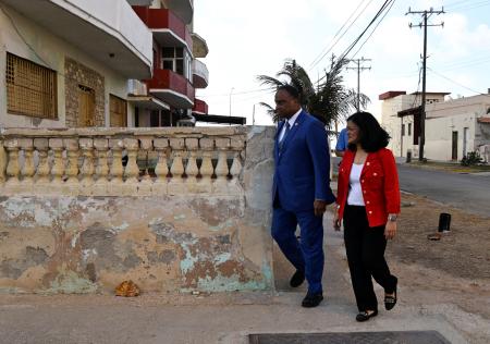 キューバの首都ハバナを訪れた米民主党のジャヤパル議員（右）とジャクソン議員＝４日（ロイター＝共同）