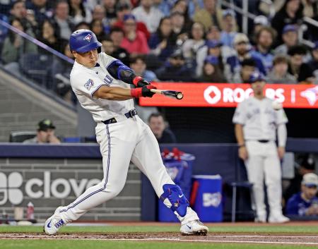 ドジャース戦の１回、左前打を放つブルージェイズ・岡本＝トロント（共同）