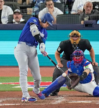 ブルージェイズ戦の６回、２試合連続本塁打となる３号ソロを放つドジャース・大谷＝トロント（共同）