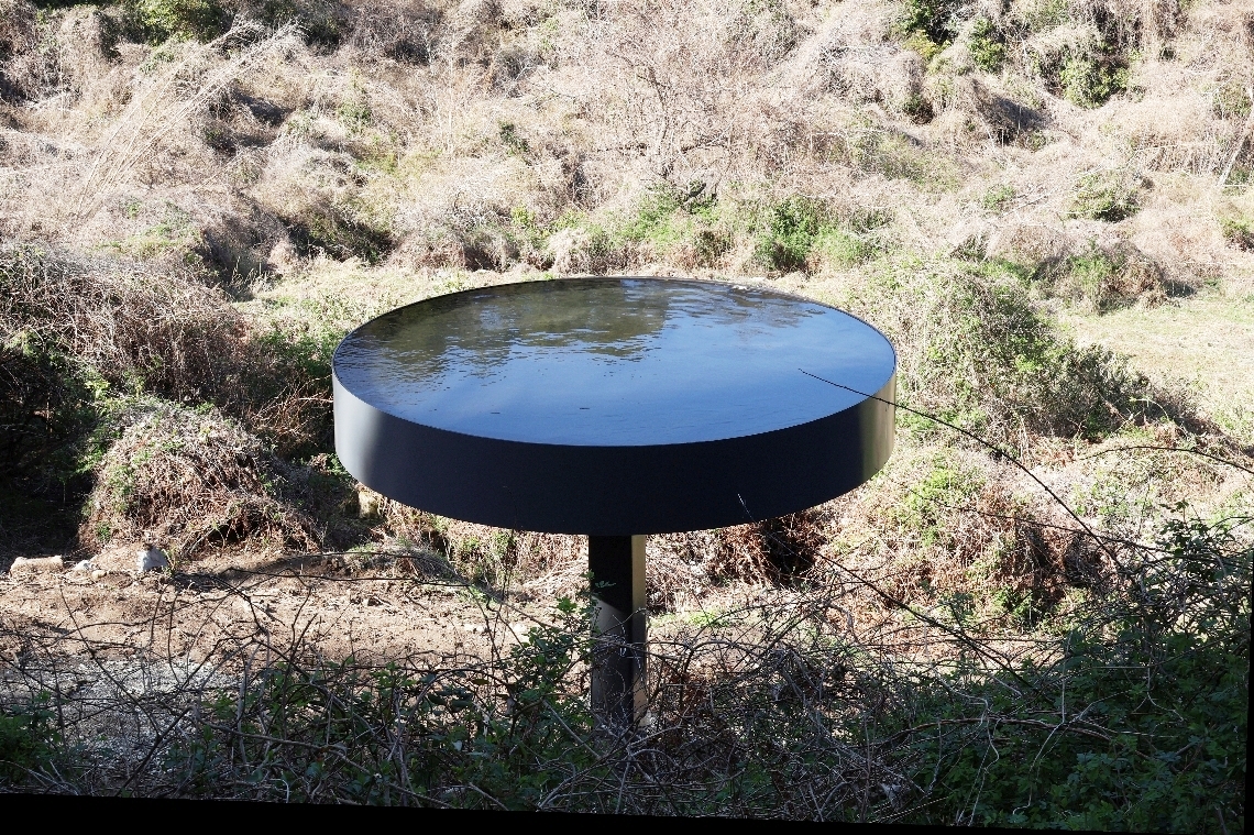 「宙に浮かぶ大きな水たまり」を表現した作品