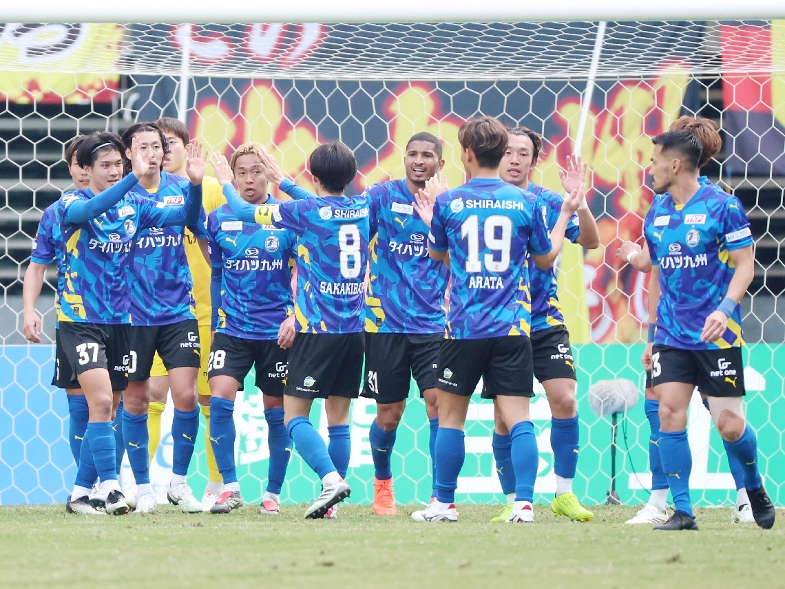 北九州とのリーグ初戦を勝利で飾り、喜びを分かち合う選手たち＝クラサスドーム大分