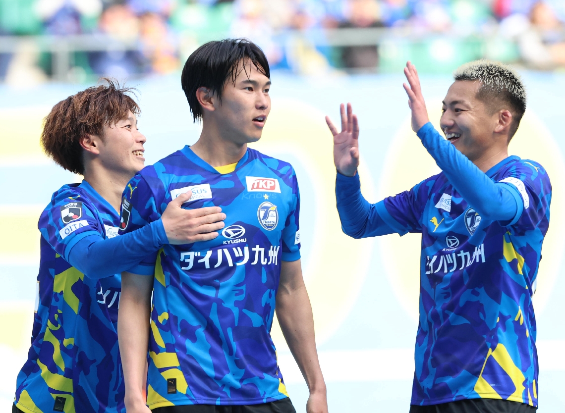 北九州とのリーグ初戦。２点目のゴールを決めて祝福されるＦＷ金（中央）＝クラサスドーム大分