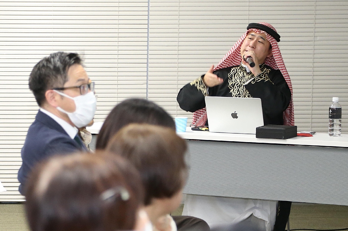 講演する鷹鳥屋明さん（右奥）＝豊後大野市内