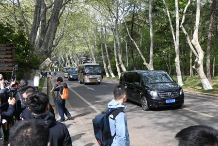 中山陵に向かう台湾野党、国民党の鄭麗文主席らを乗せたとみられる車列＝８日、中国江蘇省南京市（共同）