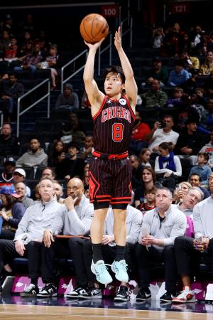 ウィザーズ戦で３点シュートを放つブルズの河村＝ワシントン（ＮＢＡＥ・ゲッティ＝共同）