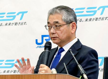 記者会見するＪＲ西日本の倉坂昇治社長＝８日午後、大阪市