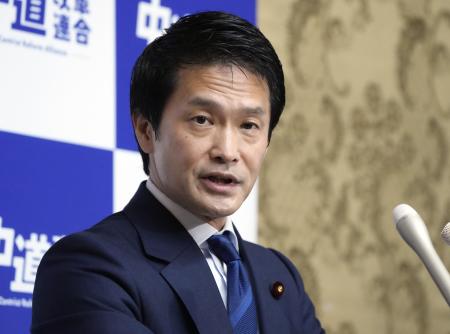 記者会見する中道改革連合の小川代表＝３月、国会