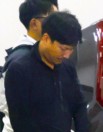 強盗致傷などの疑いで逮捕された布施大輝容疑者＝７日、警視庁新宿警察署
