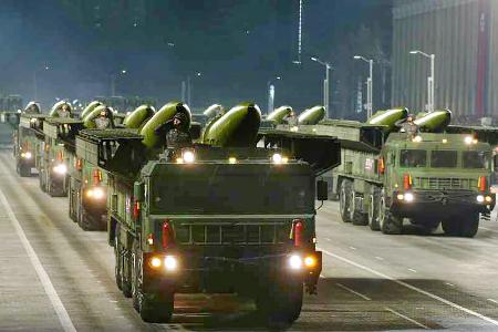 ２０２１年１月、平壌の金日成広場で行われた軍事パレードに登場した短距離弾道ミサイル「ＫＮ２３」（コリアメディア提供・共同）