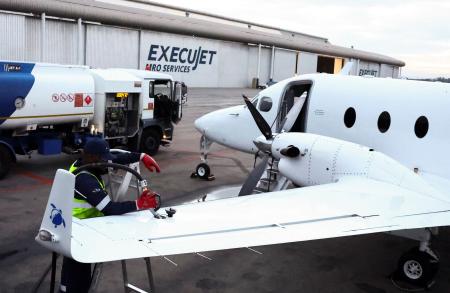 南アフリカ・ヨハネスブルク近郊の空港での小型機への給油作業＝３月（ロイター＝共同）