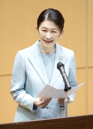 国立看護大学校の開校２５周年記念式典であいさつされる紀子さま＝９日午前、東京都清瀬市