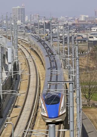 福井市内を走行する北陸新幹線＝２０２４年３月