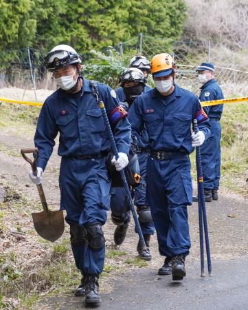 捜索現場の山林から出る京都府警の警察官＝９日午後、京都府南丹市