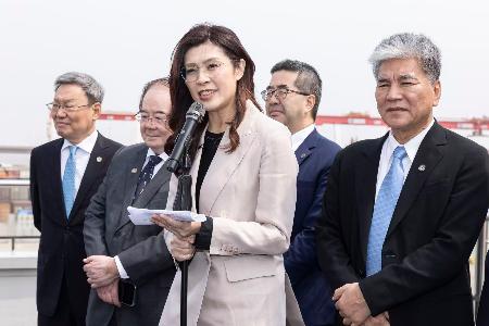 中国上海市の貨物港を視察し、あいさつする台湾・国民党の鄭麗文主席＝９日（同党提供・共同）